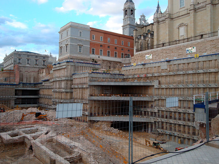 Excavaciones para asentar los cimientos del futuro Museo de Colecciones Reales.