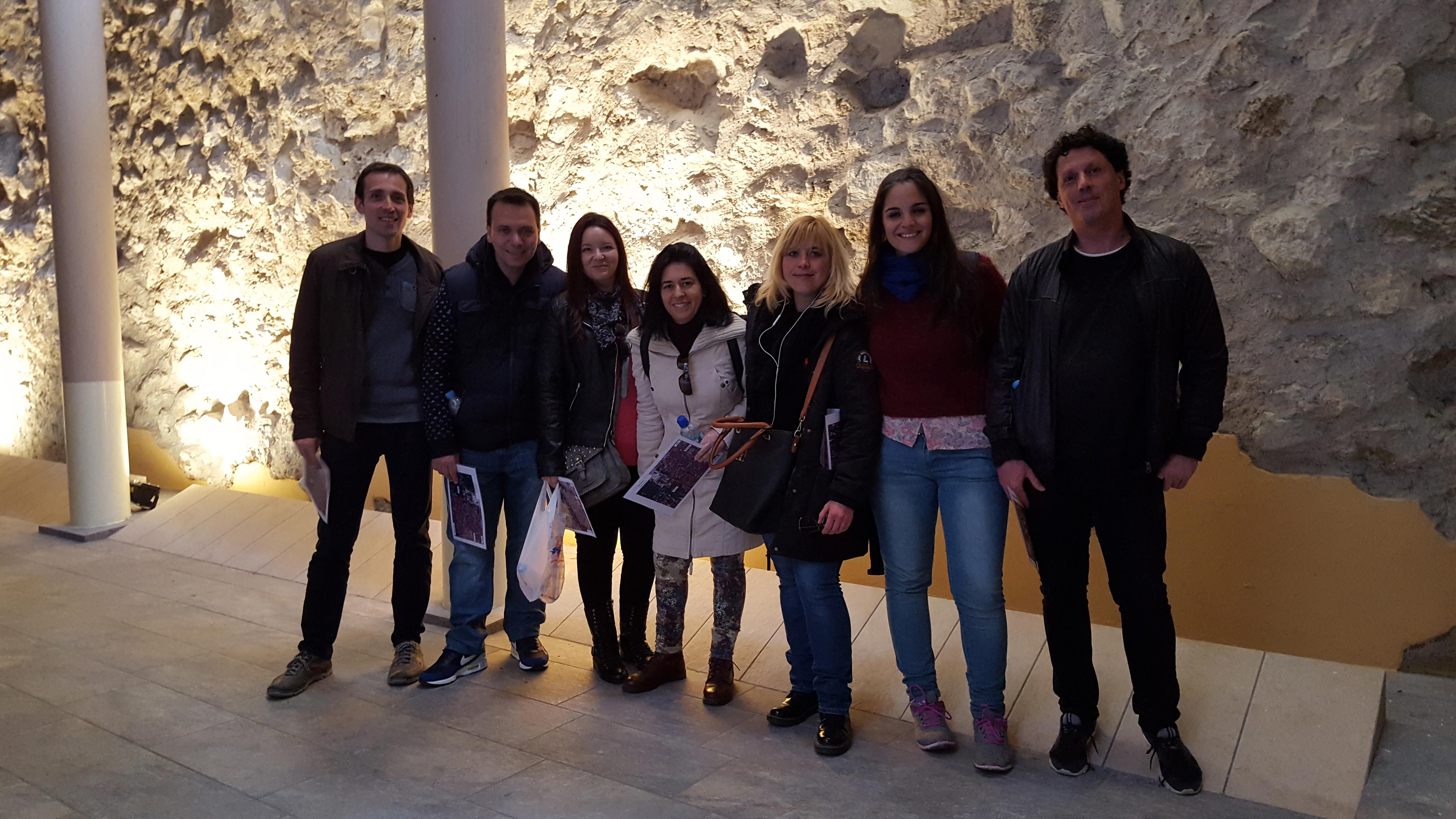 Grupo de www.madridmedieval.es  visitando los restos de la muralla del siglo XII en Cava Baja.